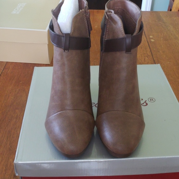 Shoes - Picture 2 of 3